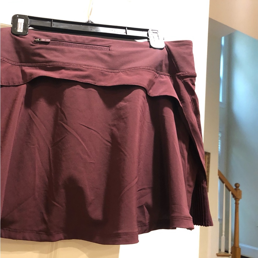 Lululemon  unique skirt size 12 lightweight   built in shorts  has back zipper